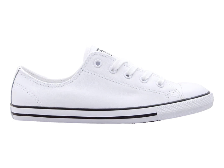 Tenis Converse blancos de corte bajo con suela blanca y una línea negra delgada, estilo casual.