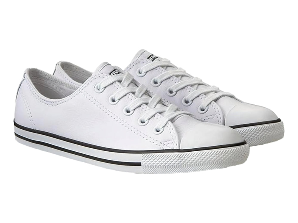 Tenis Converse blancos de corte bajo con suela blanca y una línea negra delgada, estilo casual.