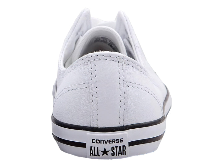 Tenis Converse blancos de corte bajo con suela blanca y una línea negra delgada, estilo casual.