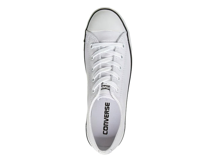 Tenis Converse blancos de corte bajo con suela blanca y una línea negra delgada, estilo casual.