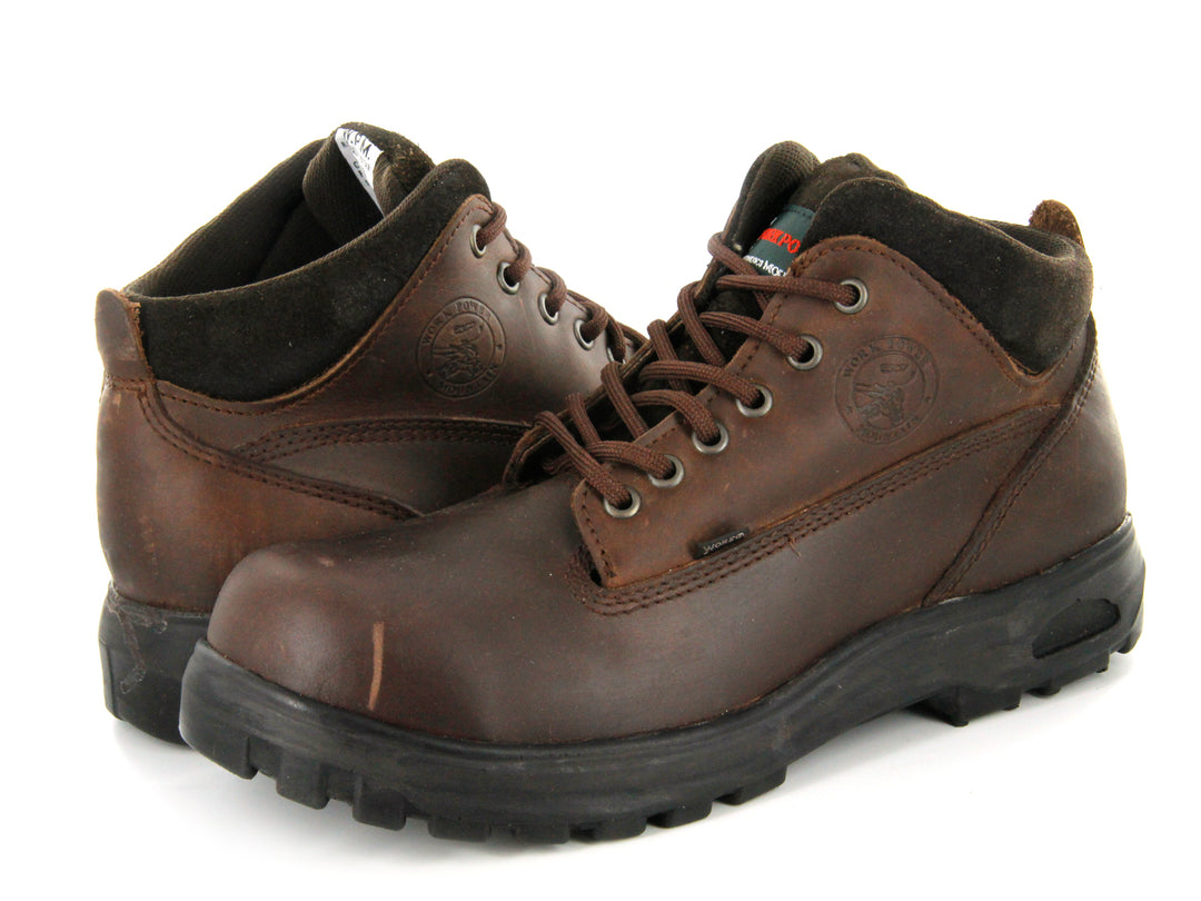 Botas de trabajo WORK POWER color chocolate con suela negra y cordones.