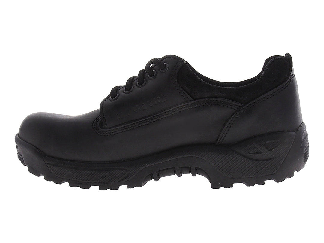 Zapato de trabajo negro de la marca Work Power con cordones y suela resistente.