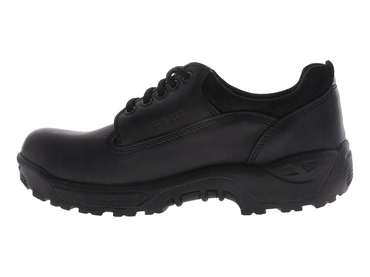 Zapato de trabajo negro de la marca Work Power con cordones y suela resistente.