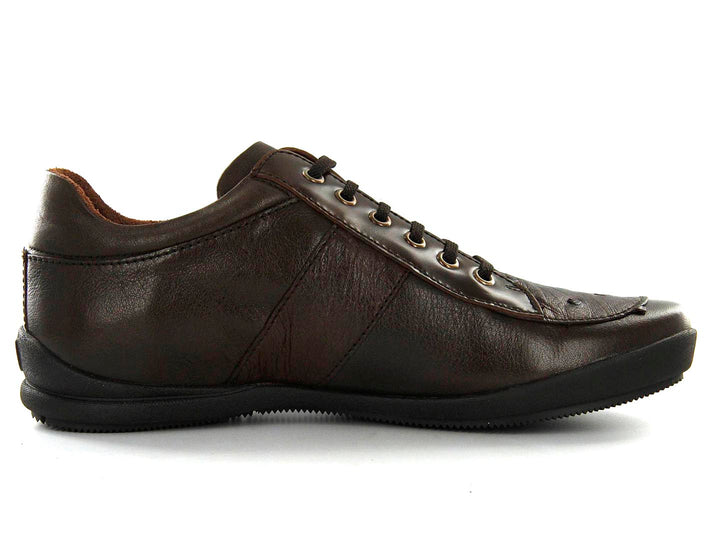 Zapato casual de cuero color café con agujetas y suela negra, vista lateral.