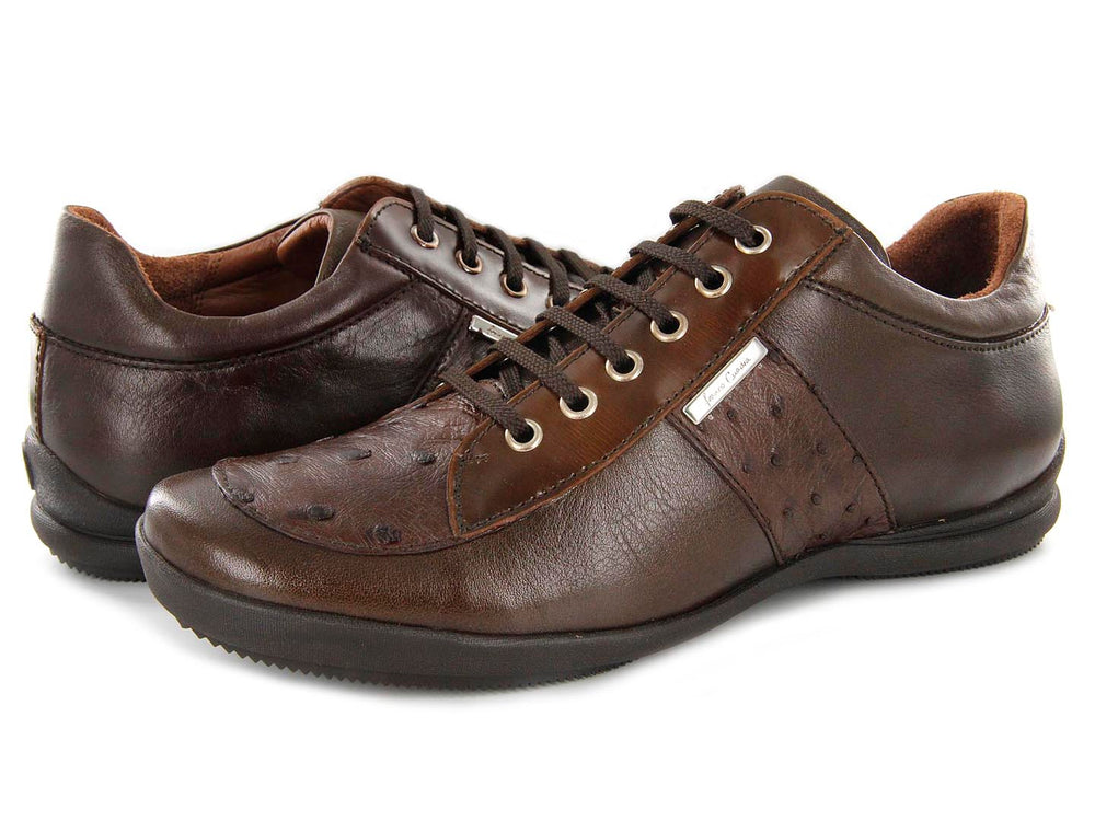 Zapato casual de cuero color café con agujetas y suela negra, vista lateral.
