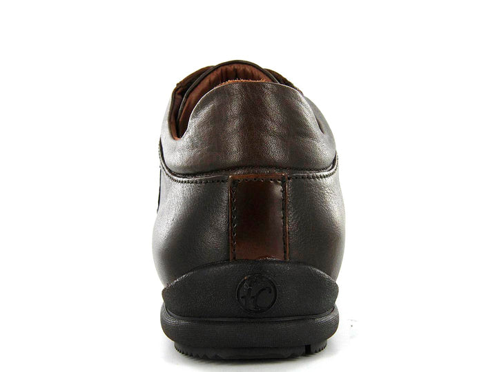 Zapato casual de cuero color café con agujetas y suela negra, vista lateral.