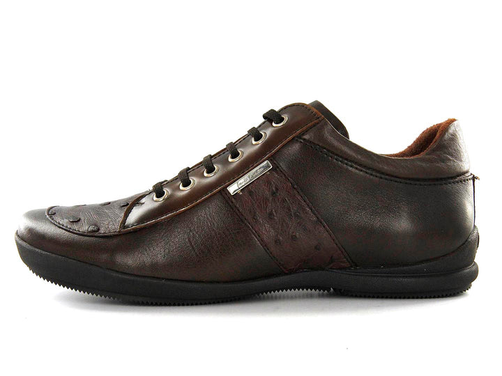 Zapato casual de cuero color café con agujetas y suela negra, vista lateral.