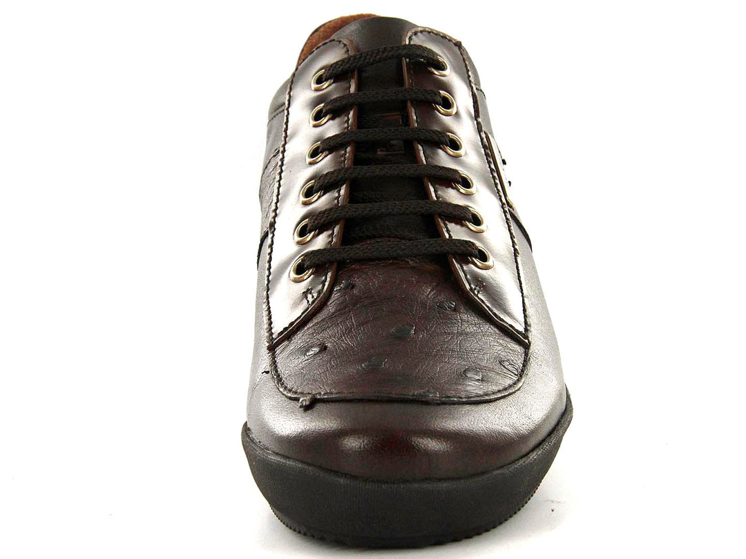 Zapato casual de cuero color café con agujetas y suela negra, vista lateral.