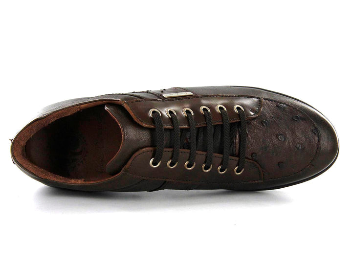 Zapato casual de cuero color café con agujetas y suela negra, vista lateral.