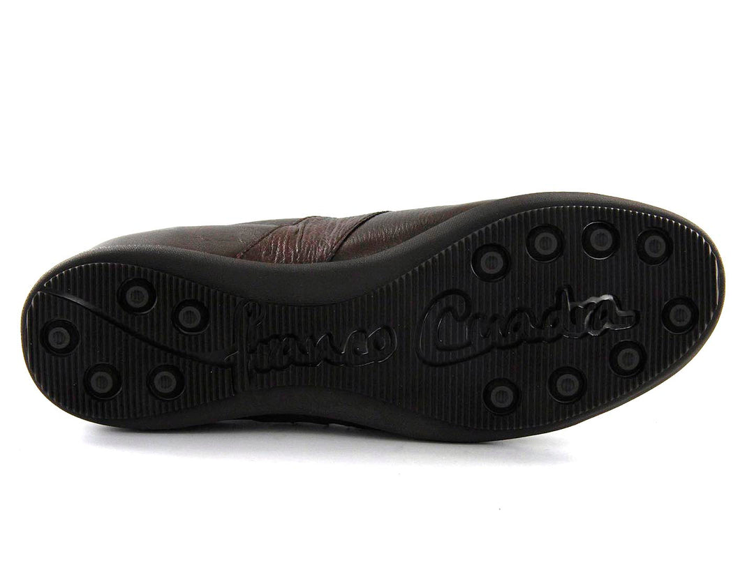 Zapato casual de cuero color café con agujetas y suela negra, vista lateral.