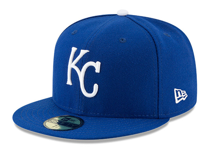 Gorra de béisbol New Era color azul con letras KC bordadas en blanco.