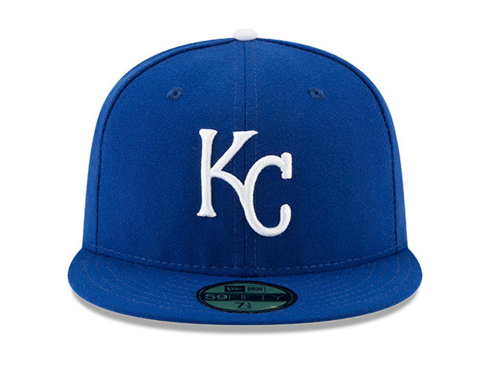 Gorra de béisbol New Era color azul con letras KC bordadas en blanco.