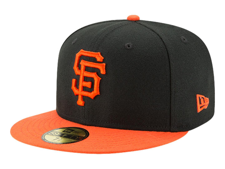 Gorra de béisbol New Era color negro con visera naranja y logotipo SF bordado en el frente.