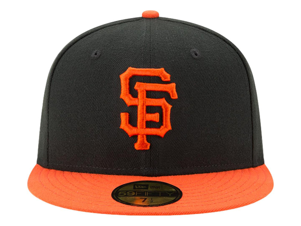 Gorra de béisbol New Era color negro con visera naranja y logotipo SF bordado en el frente.