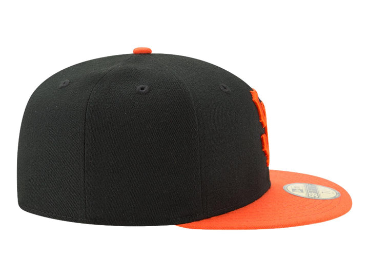 Gorra de béisbol New Era color negro con visera naranja y logotipo SF bordado en el frente.