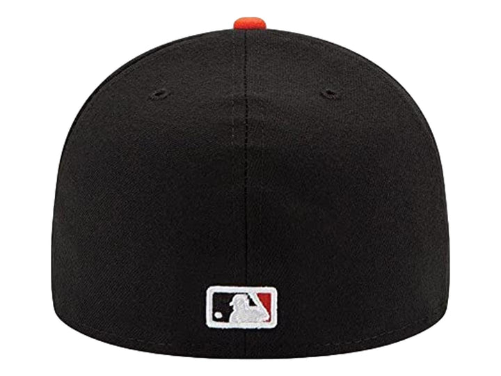 Gorra de béisbol New Era color negro con visera naranja y logotipo SF bordado en el frente.