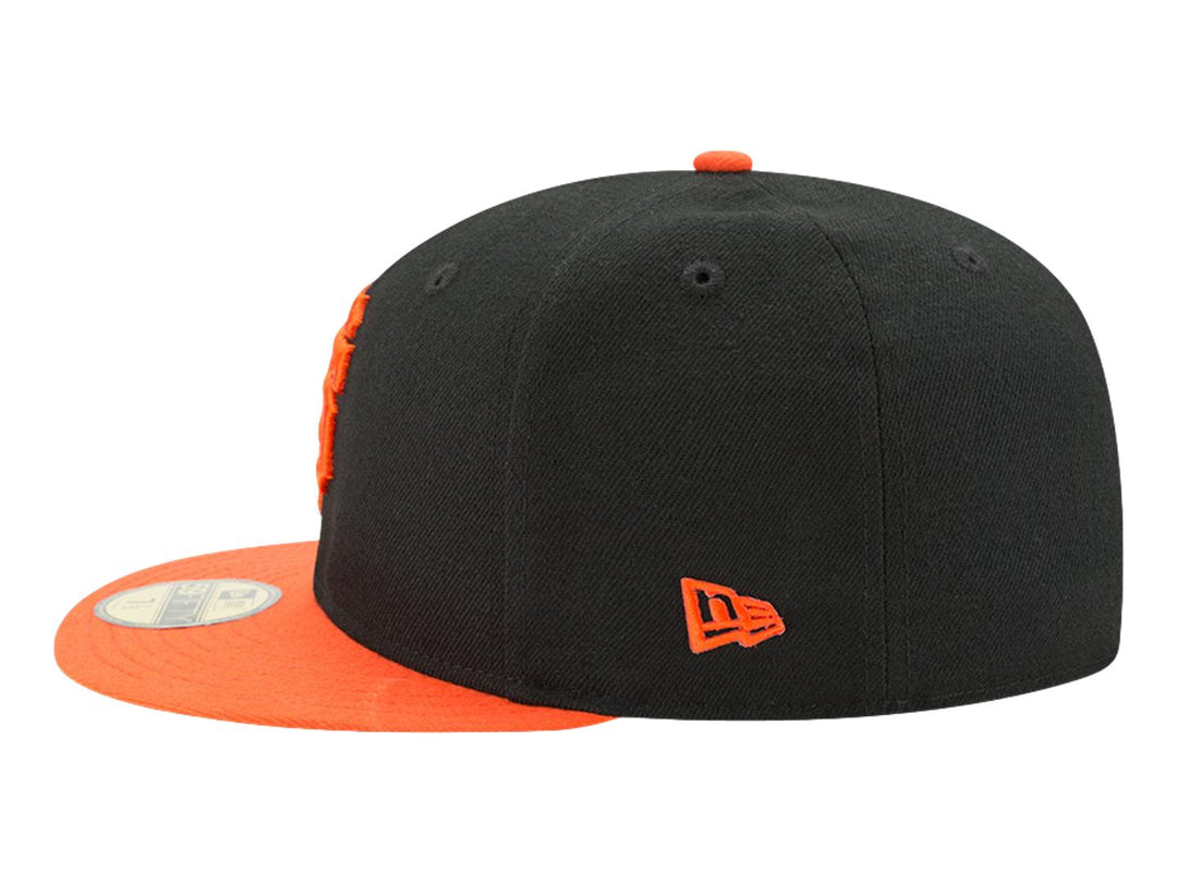 Gorra de béisbol New Era color negro con visera naranja y logotipo SF bordado en el frente.