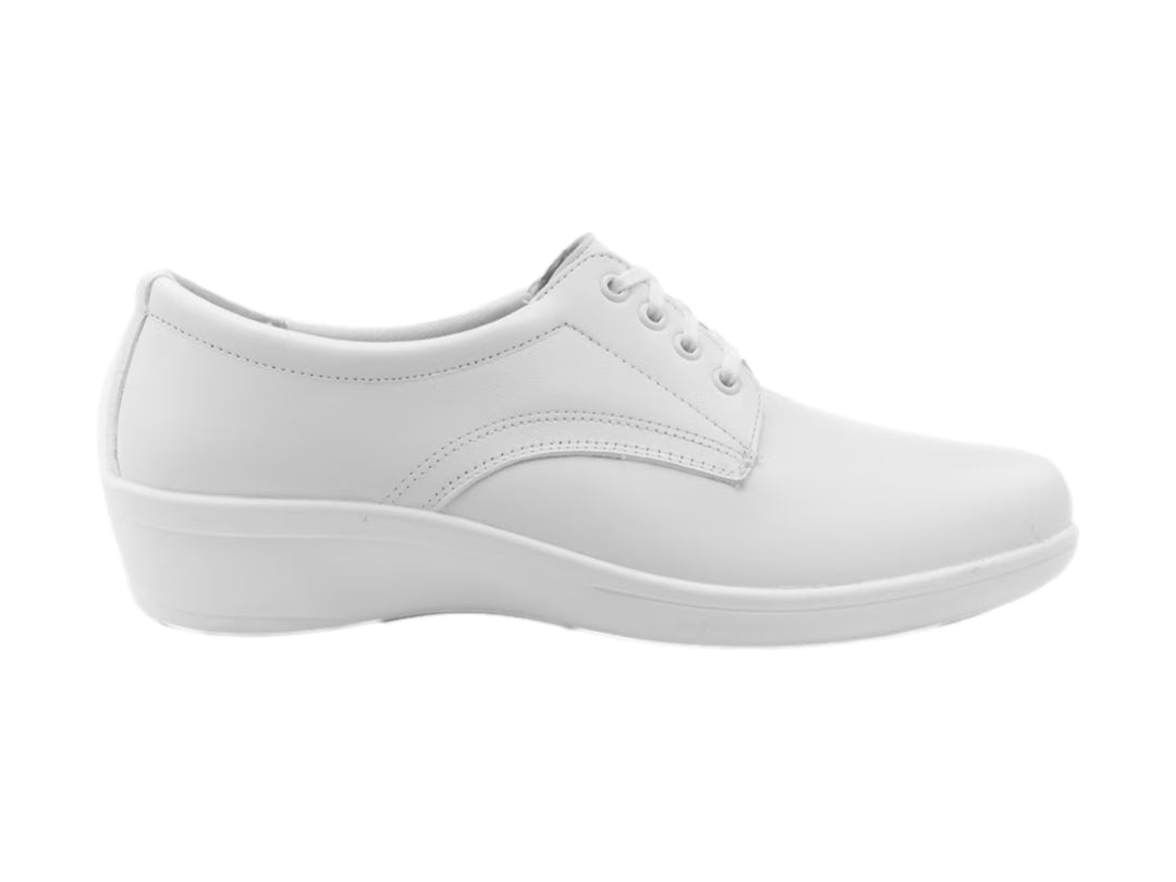 Zapato plano Flexi color blanco con agujetas y suela cómoda sobre fondo blanco.