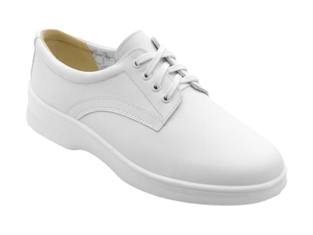 Zapato plano Flexi color blanco con agujetas y suela cómoda sobre fondo blanco.