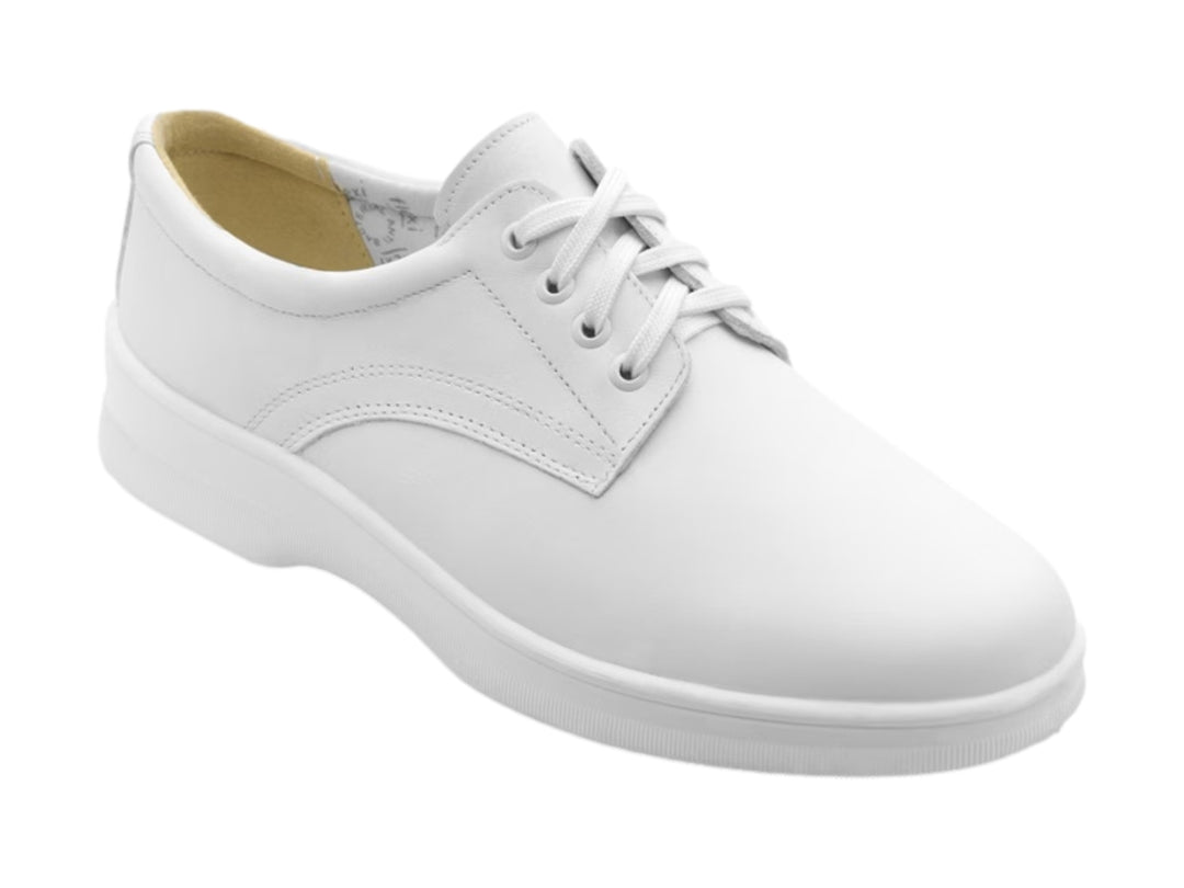 Zapato plano Flexi color blanco con agujetas y suela cómoda sobre fondo blanco.