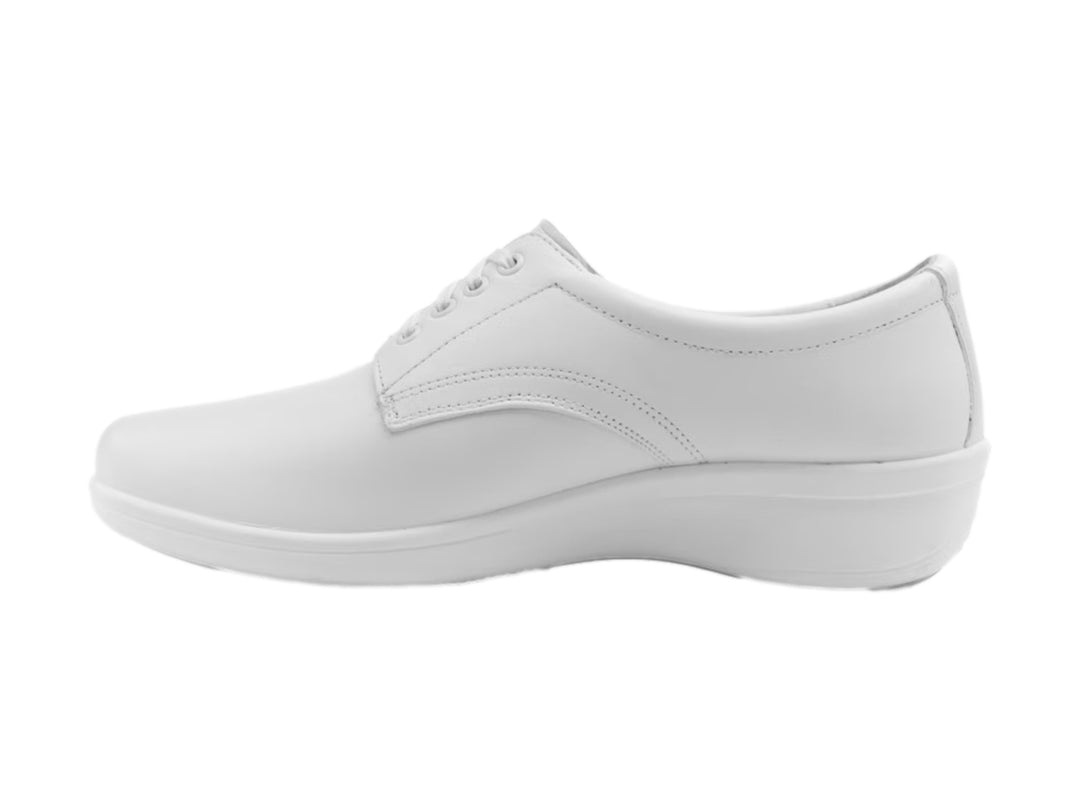 Zapato plano Flexi color blanco con agujetas y suela cómoda sobre fondo blanco.