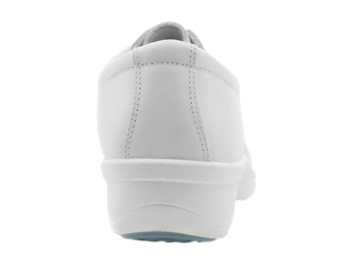Zapato plano Flexi color blanco con agujetas y suela cómoda sobre fondo blanco.