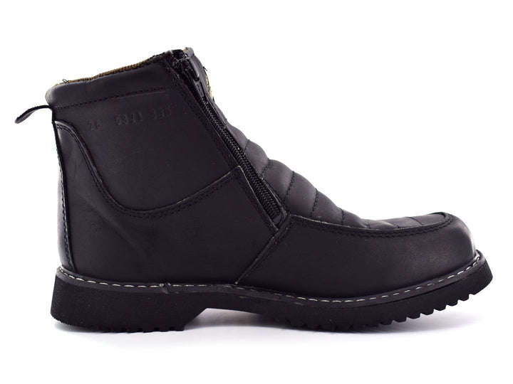 Botas negras de cuero napa para niño con cierre lateral y suela dentada sobre fondo blanco.