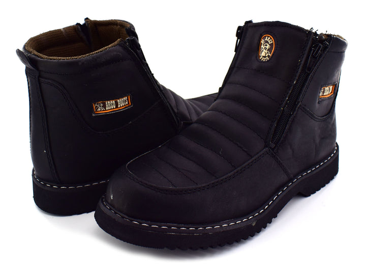 Botas negras de cuero napa para niño con cierre lateral y suela dentada sobre fondo blanco.