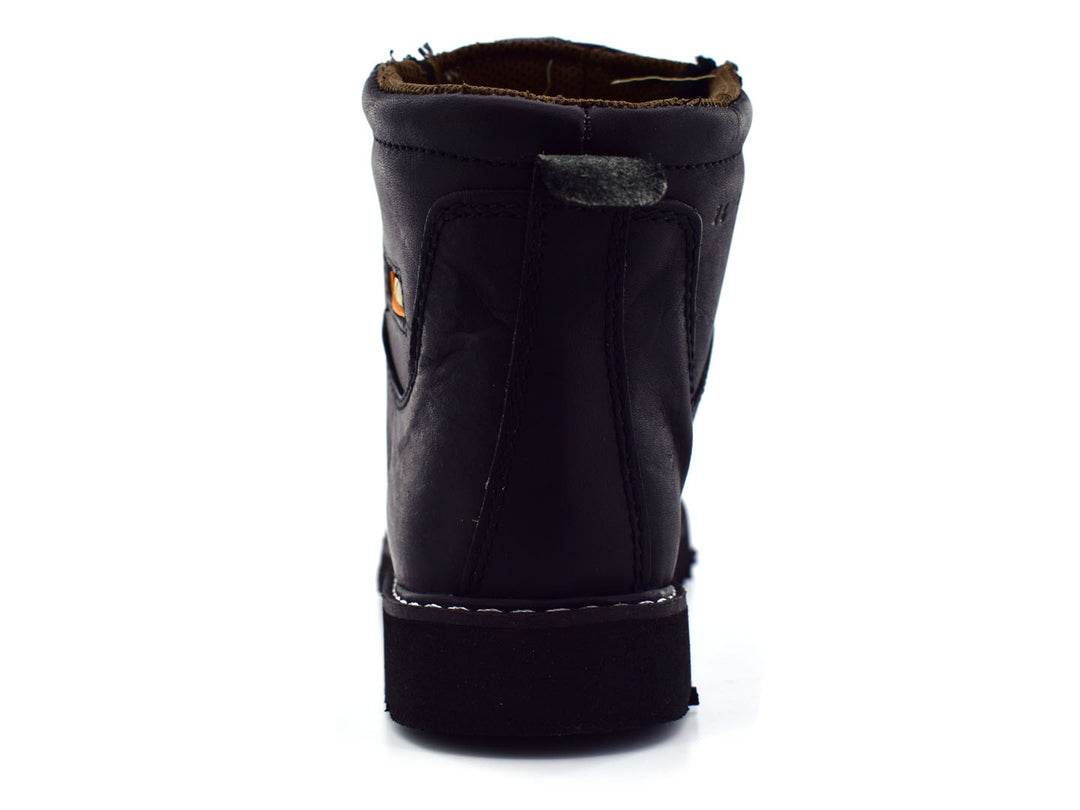 Botas negras de cuero napa para niño con cierre lateral y suela dentada sobre fondo blanco.