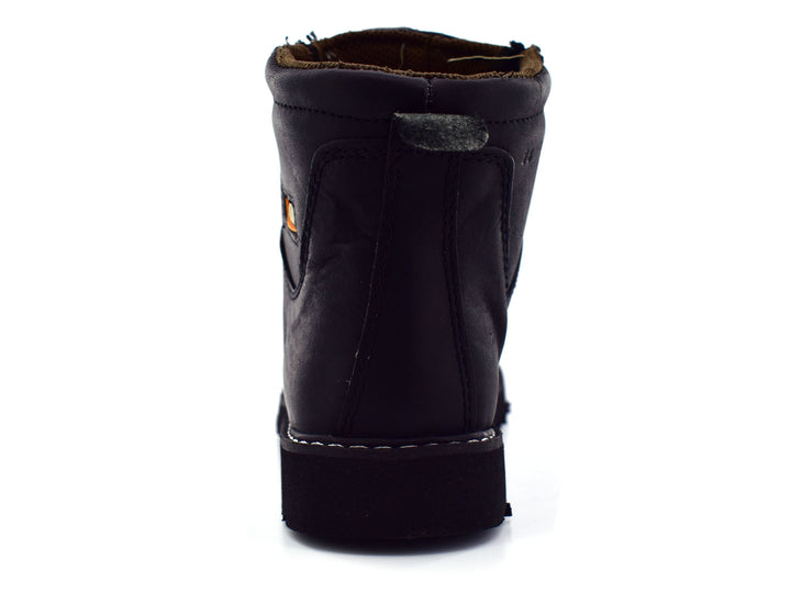 Botas negras de cuero napa para niño con cierre lateral y suela dentada sobre fondo blanco.