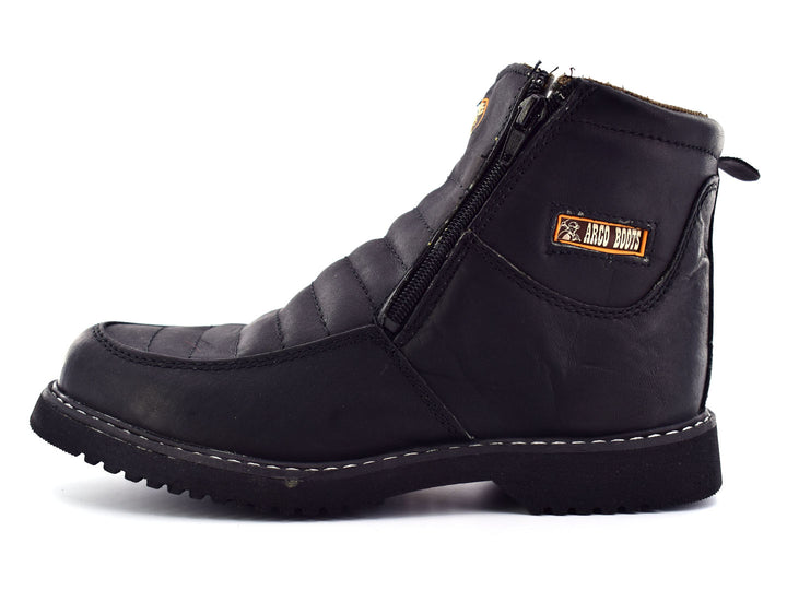 Botas negras de cuero napa para niño con cierre lateral y suela dentada sobre fondo blanco.