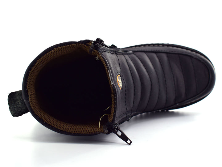Botas negras de cuero napa para niño con cierre lateral y suela dentada sobre fondo blanco.