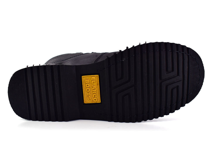 Botas negras de cuero napa para niño con cierre lateral y suela dentada sobre fondo blanco.