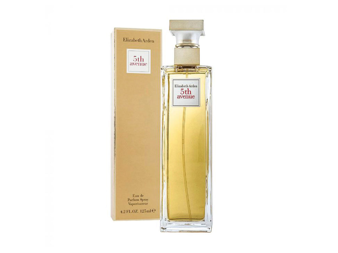 Perfume Elizabeth Arden 5th Avenue en botella de vidrio y caja, ambos en color dorado.