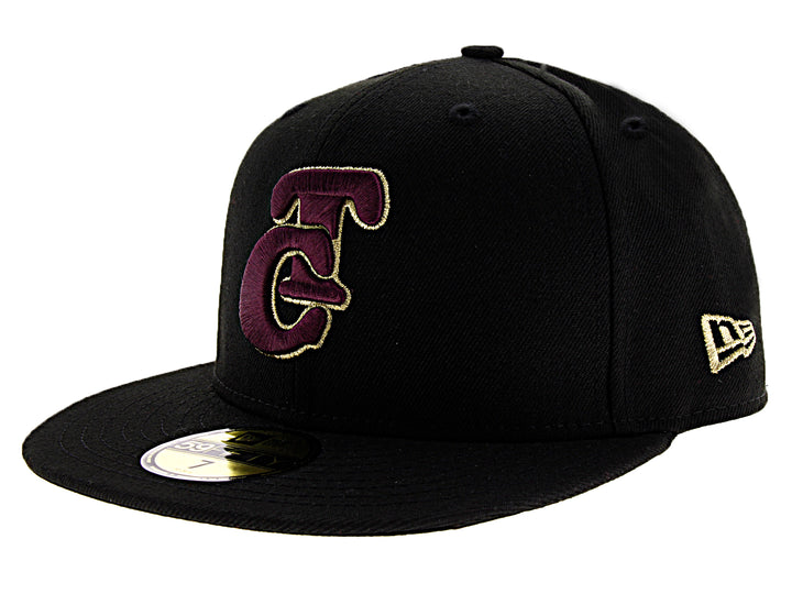 Gorra de béisbol New Era color negro con logotipo TC bordado en color púrpura y dorado.