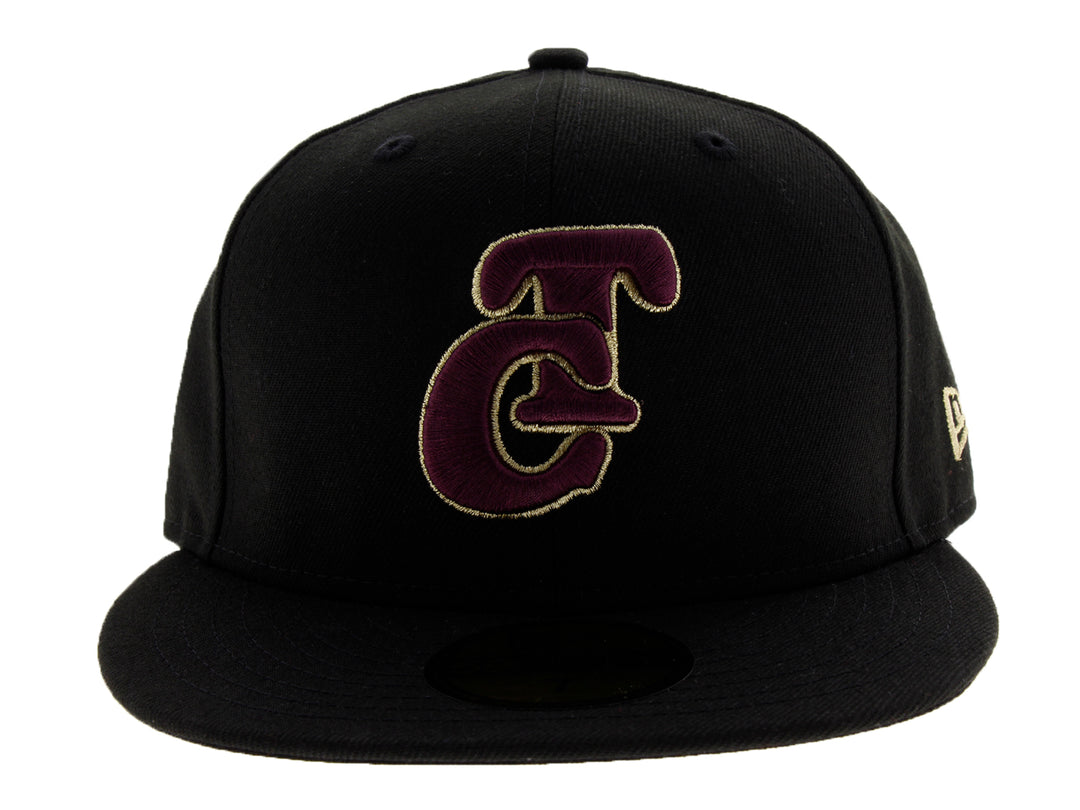 Gorra de béisbol New Era color negro con logotipo TC bordado en color púrpura y dorado.