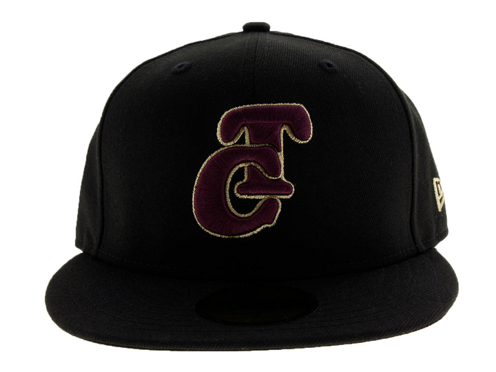 Gorra de béisbol New Era color negro con logotipo TC bordado en color púrpura y dorado.