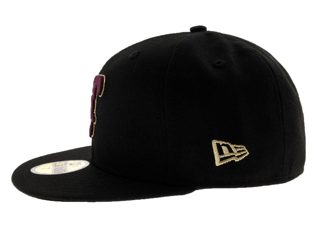 Gorra de béisbol New Era color negro con logotipo TC bordado en color púrpura y dorado.