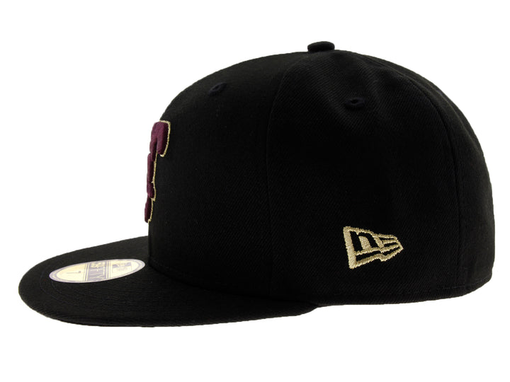 Gorra de béisbol New Era color negro con logotipo TC bordado en color púrpura y dorado.