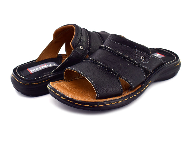 Par de sandalias negras para niño con plantilla color café y costuras decorativas amarillas.