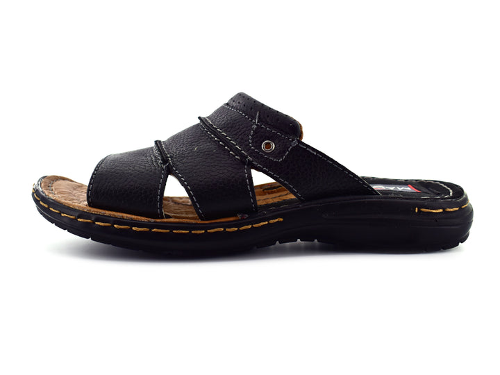 Par de sandalias negras para niño con plantilla color café y costuras decorativas amarillas.