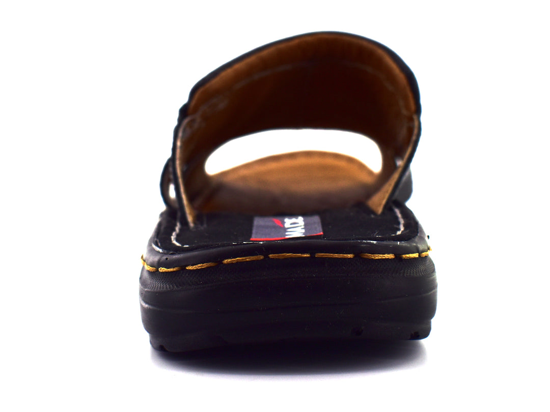 Par de sandalias negras para niño con plantilla color café y costuras decorativas amarillas.