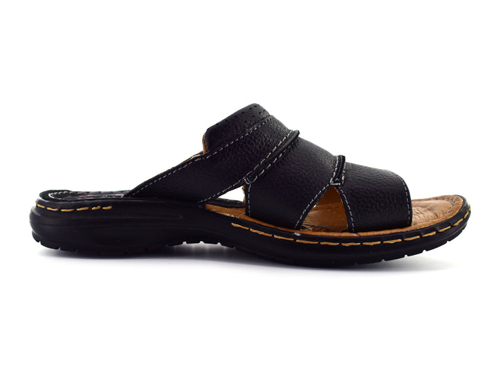 Par de sandalias negras para niño con plantilla color café y costuras decorativas amarillas.