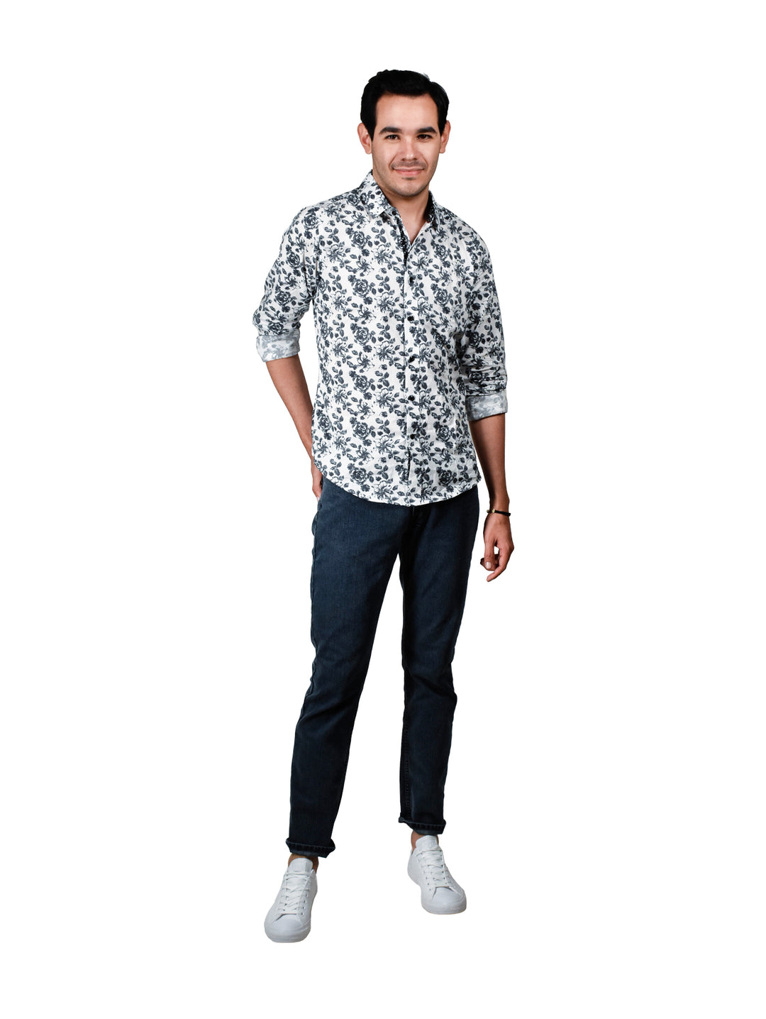 Hombre vistiendo jeans OGGI VAXTER color azul oscuro con tenis blancos.
