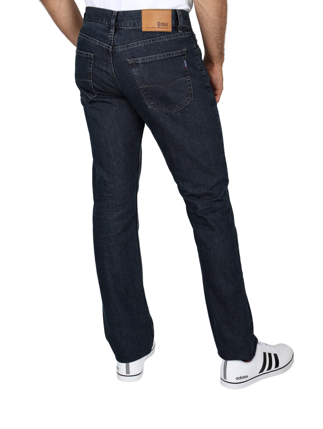 Hombre vistiendo pantalones OGGI Vaxter Epic en color carbon con tenis blancos sobre fondo blanco.