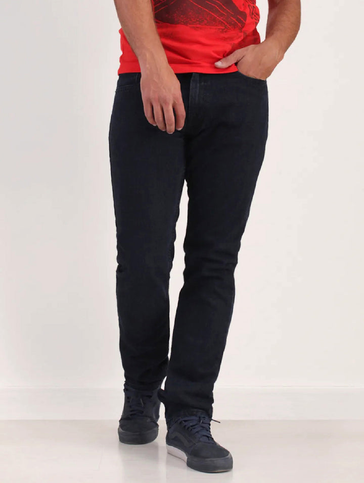 Hombre vistiendo pantalones jeans color petróleo de la marca OGGI.