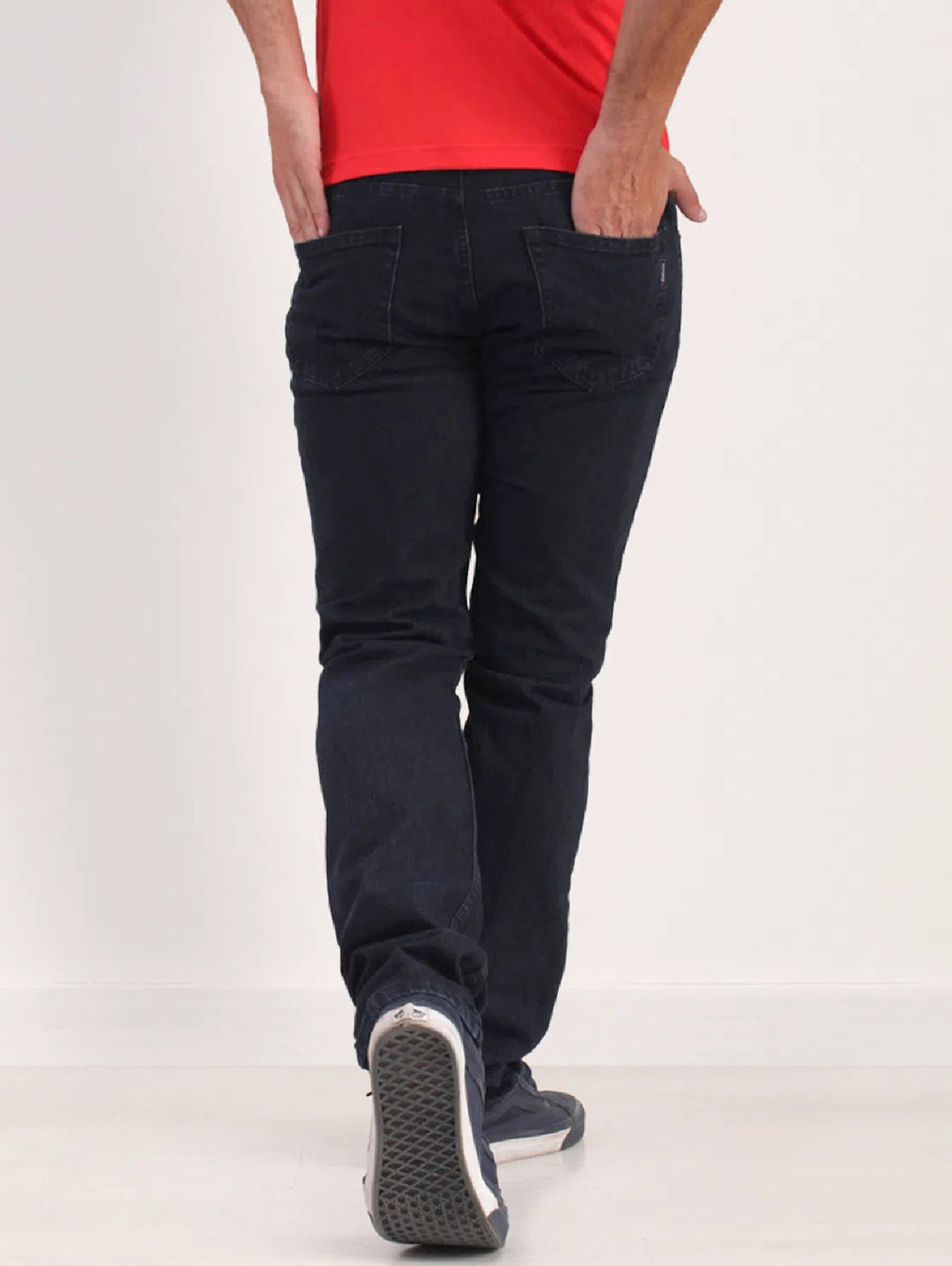 Hombre vistiendo pantalones jeans color petróleo de la marca OGGI.
