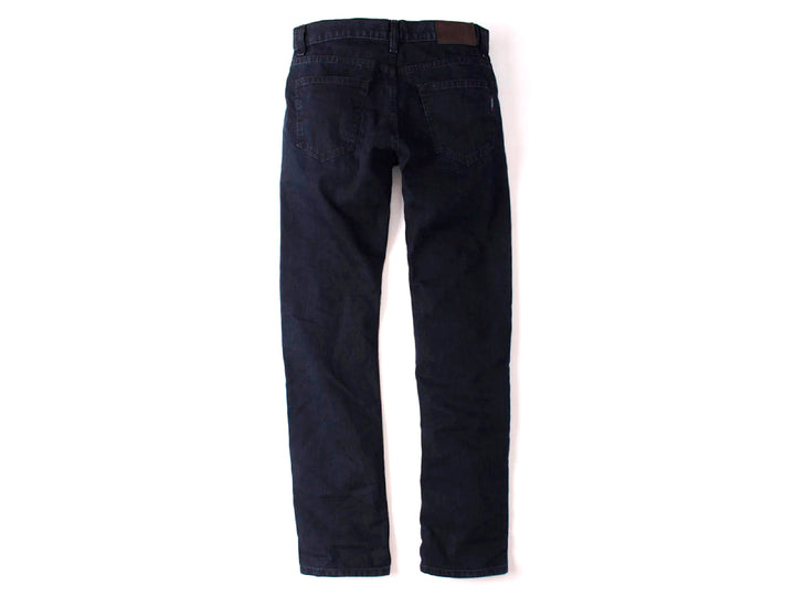 Hombre vistiendo pantalones jeans color petróleo de la marca OGGI.