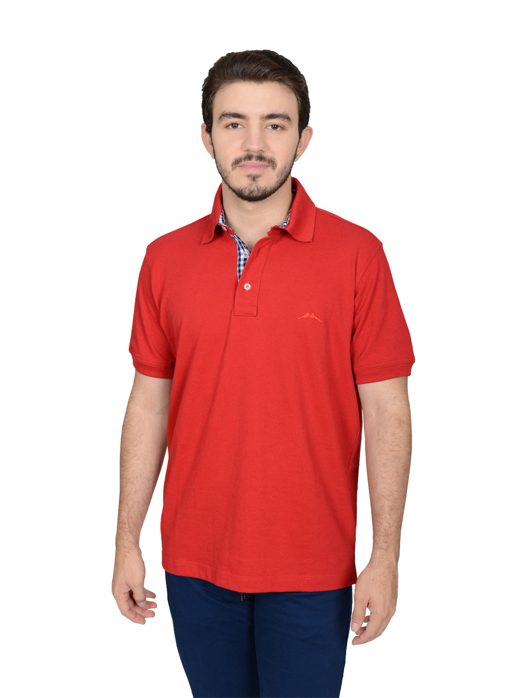 Hombre vistiendo playera polo color rojo quemado con detalle a cuadros en el cuello.