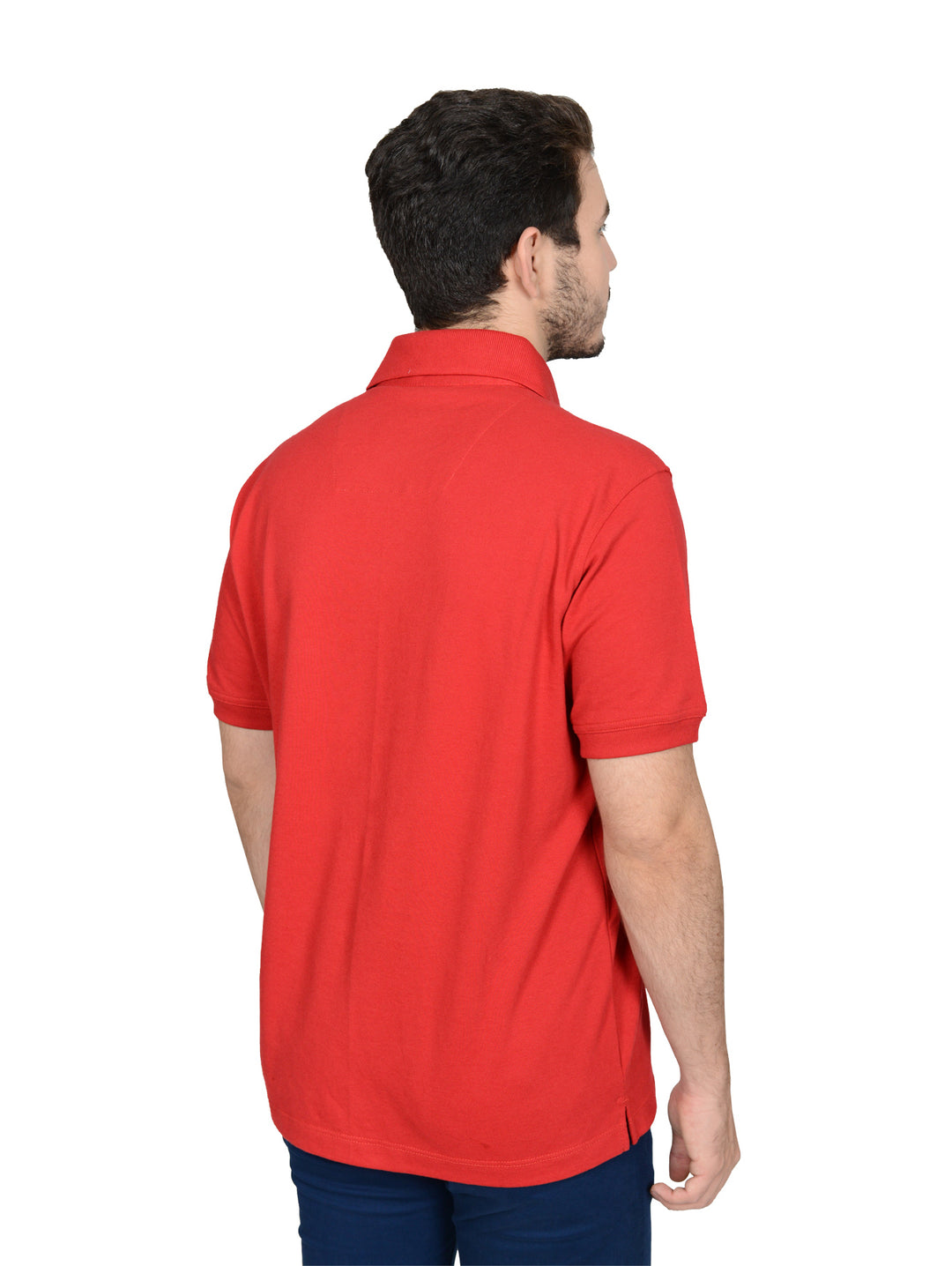 Hombre vistiendo playera polo color rojo quemado con detalle a cuadros en el cuello.